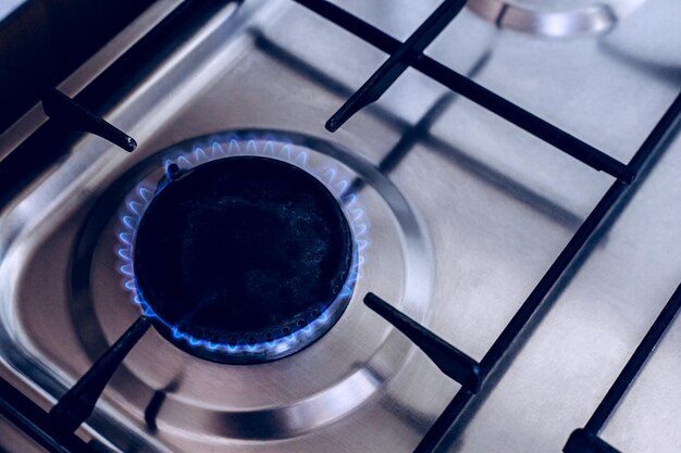 Горелка газовой плиты с голубым пламенем.