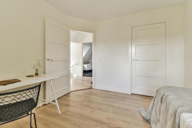 Современные белые двери и пол в интерьере квартиры