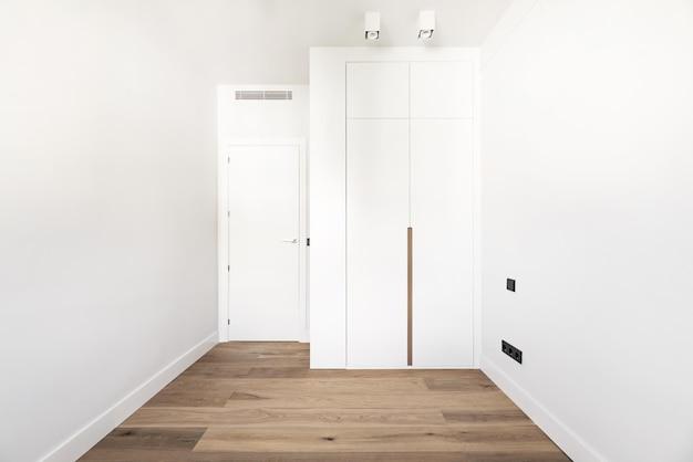  Элегантный дизайн квартиры с белыми дверьми и полом